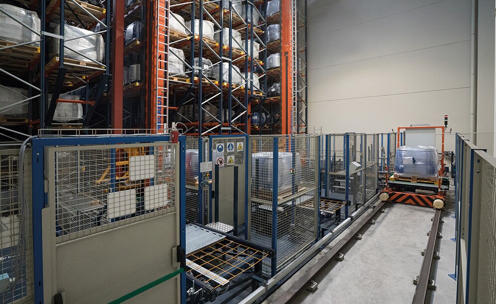 Once inside the warehouse, a transfer car moves the pallets to the storage aisle assigned by the Easy WMS management system by Mecalux
