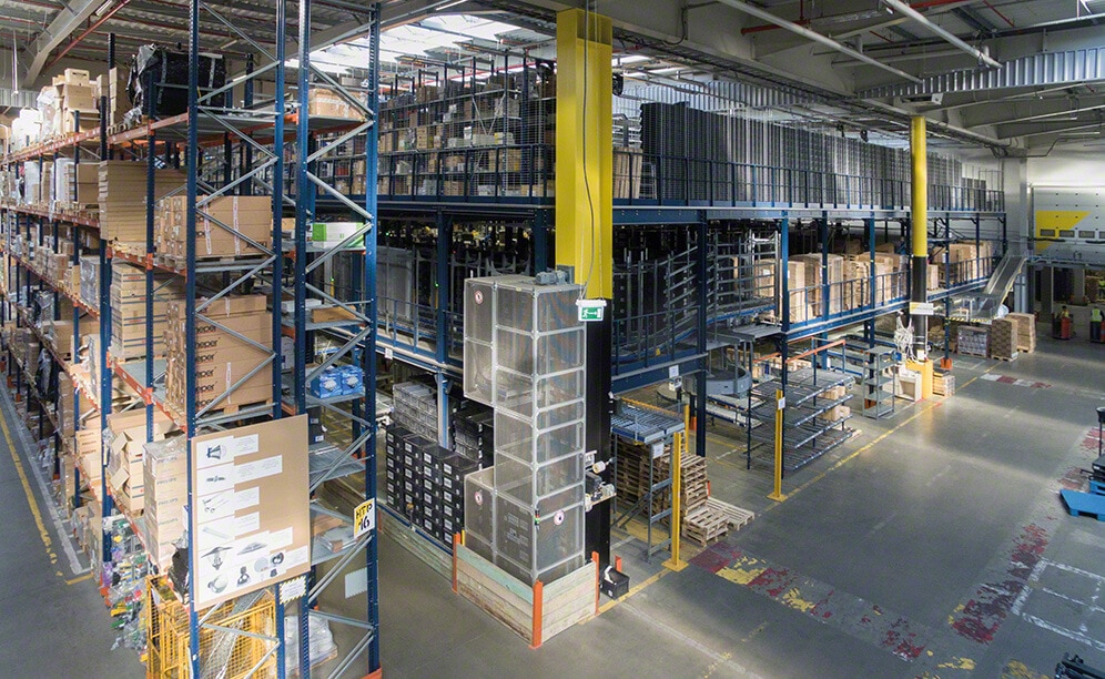 Dzięki pojemności magazynowej dla 35 000 palet centrum logistyczne 3LP, które oferuje usługi w zakresie dystrybucji, magazynowania i transportu, jest jednym z największych i najbardziej wydajnych obiektów tego typu w Polsce Dzięki pojemności magazynowej dla 35 000 palet centrum logistyczne 3LP, które oferuje usługi w zakresie dystrybucji, magazynowania i transportu, jest jednym z największych i najbardziej wydajnych obiektów tego typu w Polsce