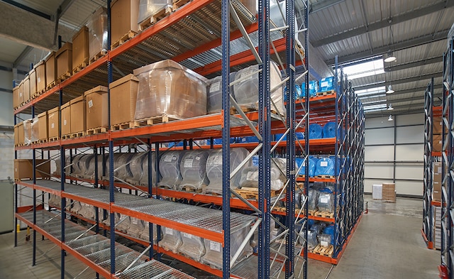 Mecalux wyposażył magazyn o powierzchni 2300&nbsp;m² i pojemności ponad 2800&nbsp;palet, łącząc dwa systemy magazynowe: regały paletowe i regały przesuwne Movirack