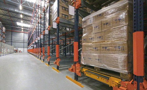 Regały paletowe, system Pallet Shuttle i przenośniki rolkowe w magazynie hurtowni Firat Food Regały paletowe, system Pallet Shuttle i przenośniki rolkowe w magazynie hurtowni Firat Food