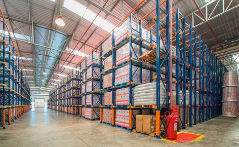 Trzy systemy magazynowe zastosowane w centrum dystrybucyjnym w Minas Gerais (Brazylia) umożliwiają składowanie produktów mlecznych Bela Vista z podziałem według rotacji