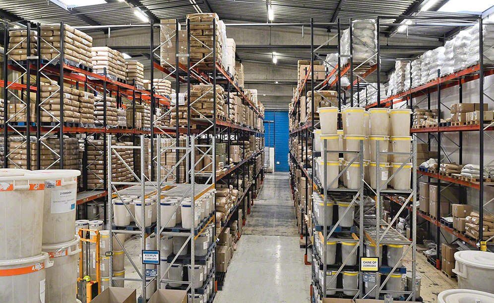 System przenośników łączący magazyn i fabrykę firmy Dammann Frères System przenośników łączący magazyn i fabrykę firmy Dammann Frères