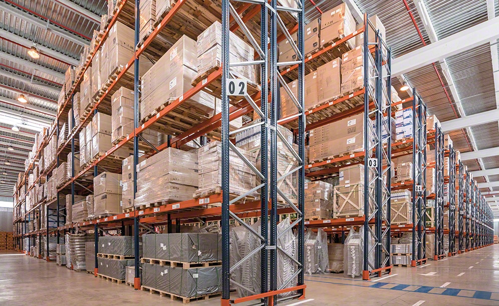 Magazyn sieci Leroy Merlin do składowania artykułów do majsterkowania i ogrodniczych