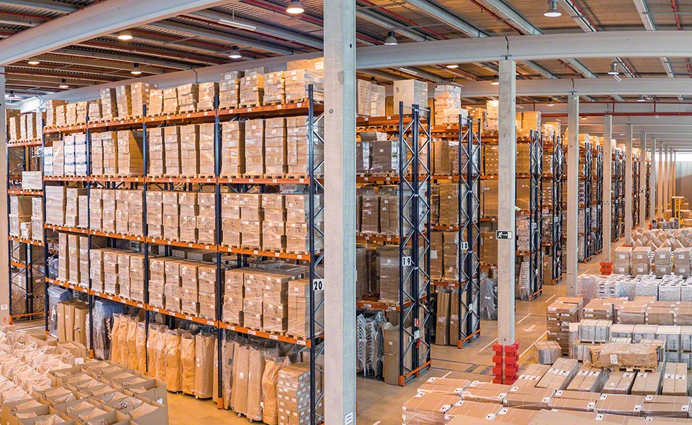 W obu magazynach utworzono obszerną strefę przyjęć i wydań towaru W obu magazynach utworzono obszerną strefę przyjęć i wydań towaru