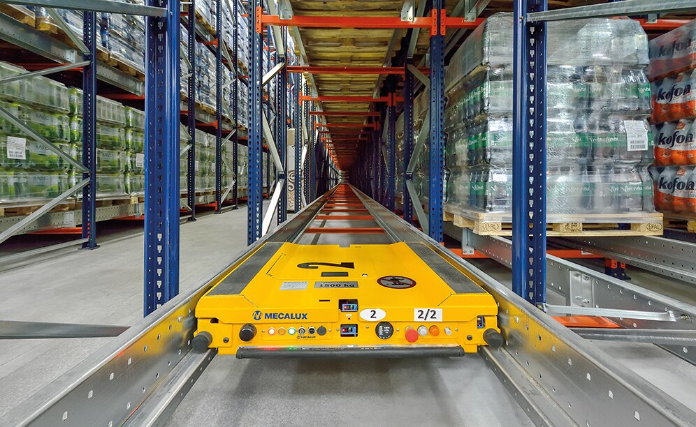 Jedenaście wózków Pallet Shuttle gwarantuje optymalną obsługę 195 kanałów zainstalowanych w centrum logistycznym Santa-Trans