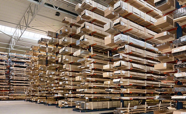 Magazyn profili aluminiowych firmy Aluprof z regałami wspornikowymi