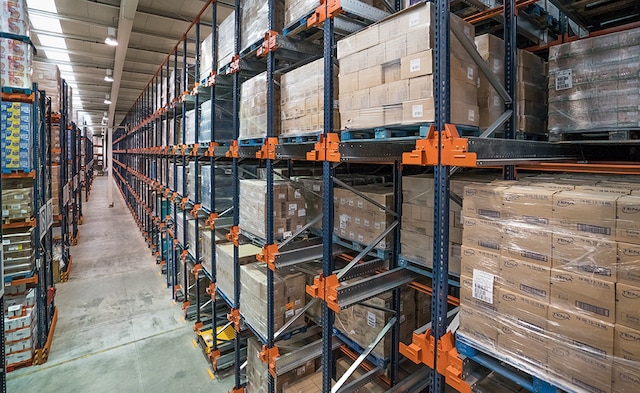 Mecalux dostarczył blok 5-poziomowych regałów wjezdnych o długości 82,7 m i wysokości 8,5 m, które są obsługiwane przez wózki Pallet Shuttle
