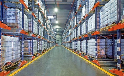 Producent mleka, firma SLVA, składuje ponad 7400 palet obsługiwanych przez dziewięć wózków Pallet Shuttle w kanałach głębokich na 20 metrów Producent mleka, firma SLVA, składuje ponad 7400 palet obsługiwanych przez dziewięć wózków Pallet Shuttle w kanałach głębokich na 20 metrów