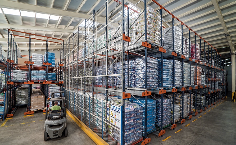 Optymalizacja rotacji ładunków w magazynie producenta karmy dla zwierząt dzięki systemowi magazynowania akumulacyjnego Pallet Shuttle Optymalizacja rotacji ładunków w magazynie producenta karmy dla zwierząt dzięki systemowi magazynowania akumulacyjnego Pallet Shuttle