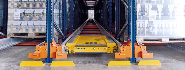 Pallet Shuttle przemieszcza się wewnątrz kanału samoczynnie i automatycznie