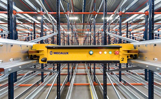 Półautomatyczny system Pallet Shuttle w magazynie Francuskiego Czerwonego Krzyża Półautomatyczny system Pallet Shuttle w magazynie Francuskiego Czerwonego Krzyża