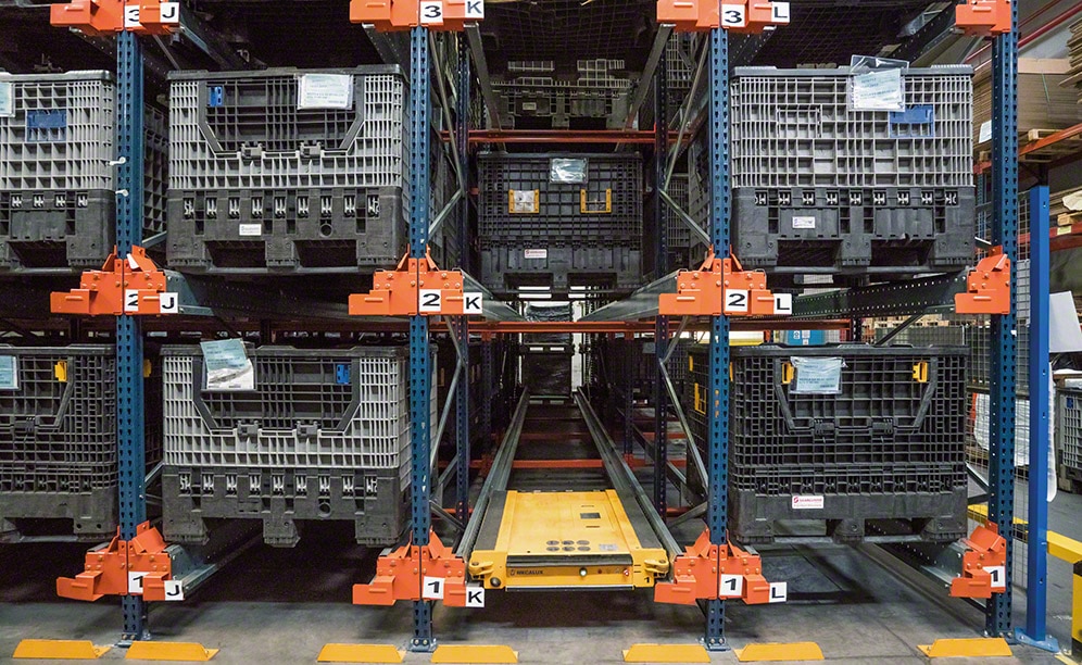 Półautomatyczny system Pallet Shuttle w magazynie firmy SaarGummi w Madrycie