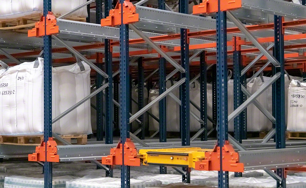 Półautomatyczny system Pallet Shuttle w magazynie firmy Zuidnatie w Belgii Półautomatyczny system Pallet Shuttle w magazynie firmy Zuidnatie w Belgii