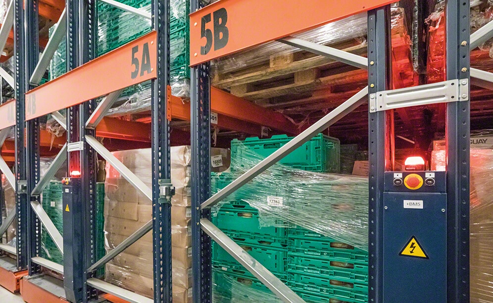 Portugalski operator logistyczny specjalizujący się w składowaniu i transporcie produktów mięsnych w warunkach chłodniczych optymalizuje funkcjonowanie swojej mroźni poprzez zastosowanie regałów przesuwnych Portugalski operator logistyczny specjalizujący się w składowaniu i transporcie produktów mięsnych w warunkach chłodniczych optymalizuje funkcjonowanie swojej mroźni poprzez zastosowanie regałów przesuwnych