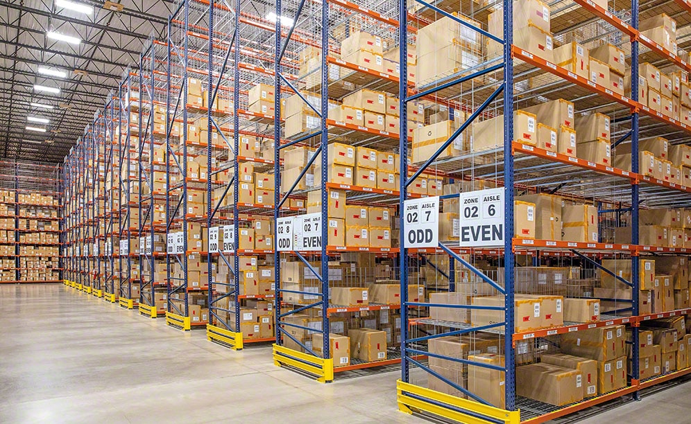 Regały paletowe w amerykańskim magazynie koncernu Adidas Regały paletowe w amerykańskim magazynie koncernu Adidas