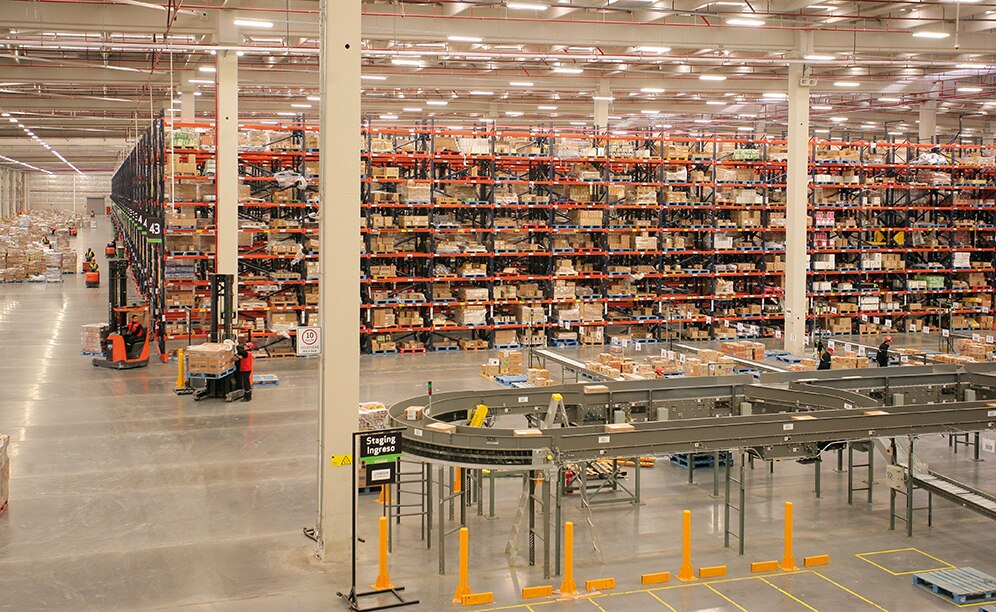 Mecalux wybudował dla sieci supermarketów SMU imponujących rozmiarów magazyn mieszczący blisko 47 000 palet
