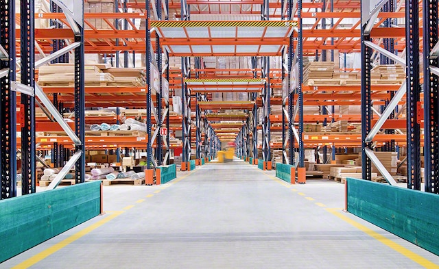 Regały paletowe w magazynie firmy Agata S.A. służą do składowania mebli gotowych do dystrybucji