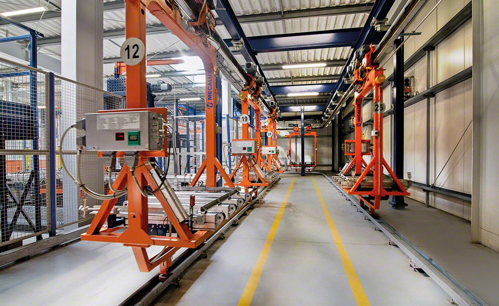 System transportu podwieszanego zapewnia stały przepływ towarów między magazynem i centrum produkcyjnym