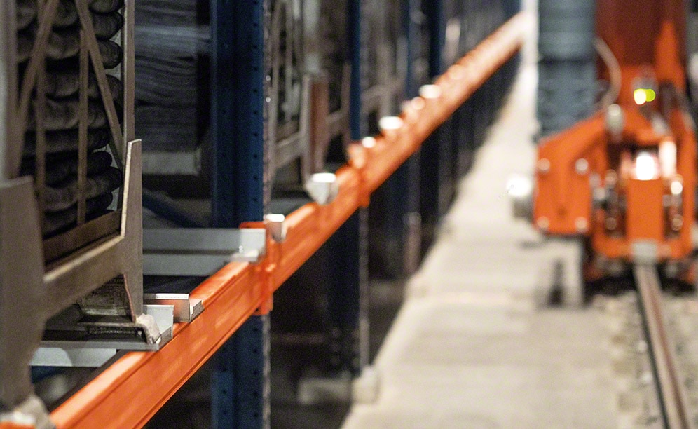 Stabilność metalowych kontenerów na regałach zapewniają trawersy kontenerów Stabilność metalowych kontenerów na regałach zapewniają trawersy kontenerów