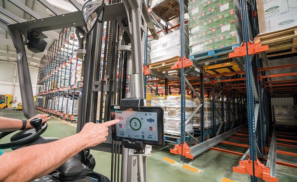 Do sterowania wózkami Pallet Shuttle służy tablet z łączem Wi-Fi